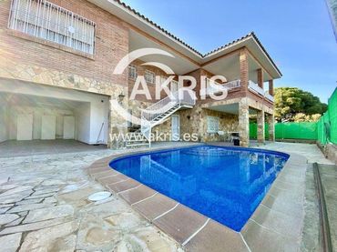 Detached house with pool for sale in Carrer Finlàndia
