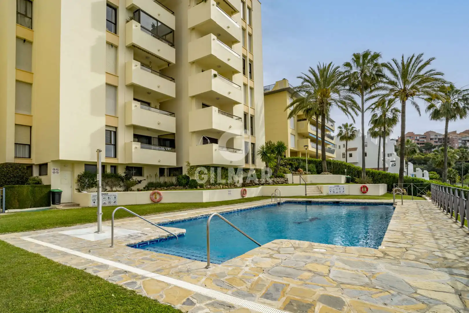 Vista exterior de Planta baja en venta en Estepona con Calefacción, Jardín privado y Piscina