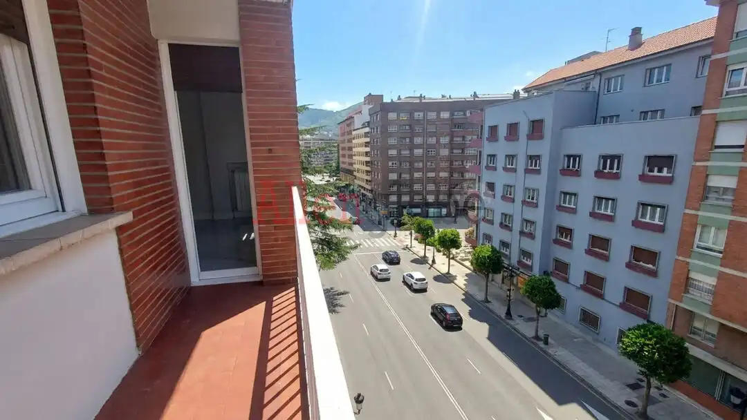 Vista exterior de Pis en venda en Oviedo  amb Calefacció, Terrassa i Traster