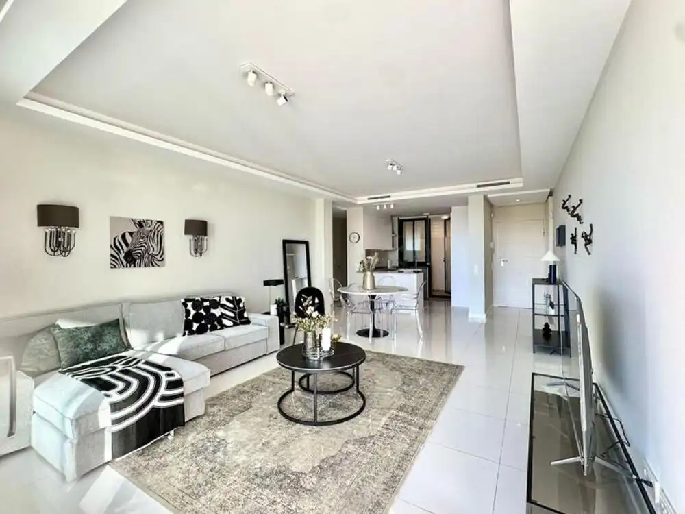 Sala d'estar de Planta baixa de lloguer en Estepona amb Aire condicionat, Jardí privat i Terrassa