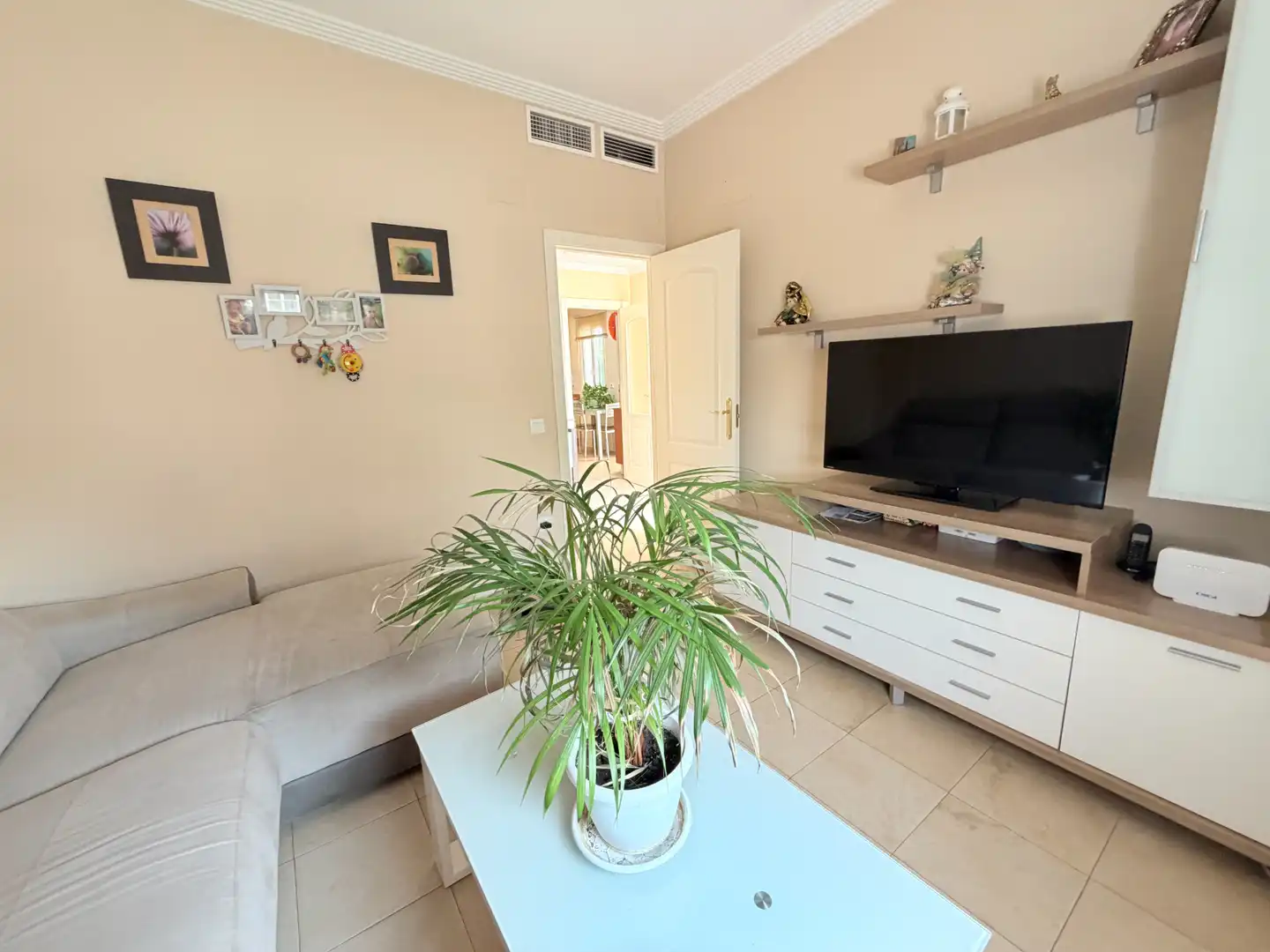 Sala d'estar de Casa o xalet en venda en Espartinas amb Aire condicionat, Terrassa i Traster