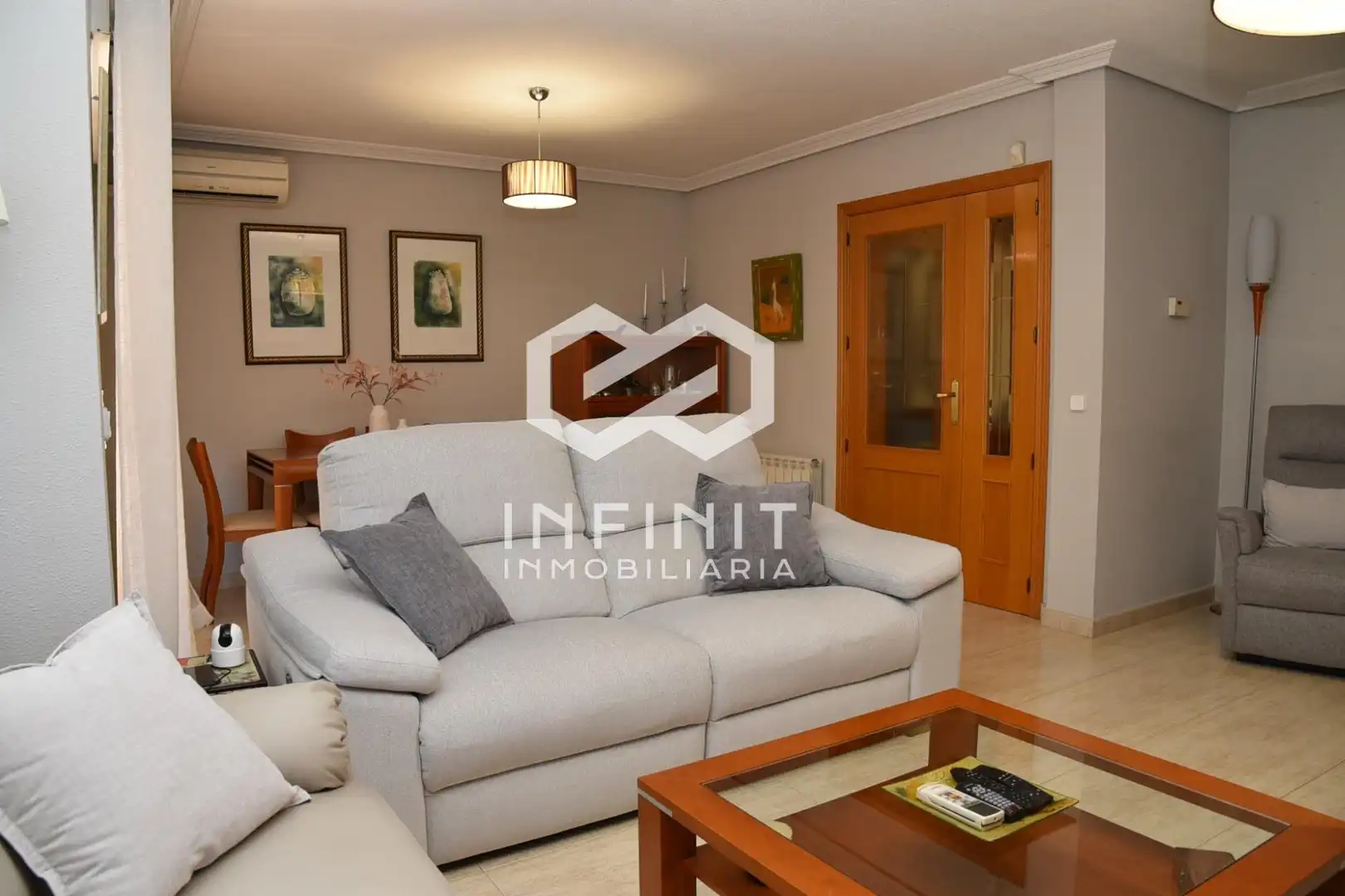 Sala d'estar de Casa adosada en venda en Alcalá de Henares amb Aire condicionat, Calefacció i Jardí privat