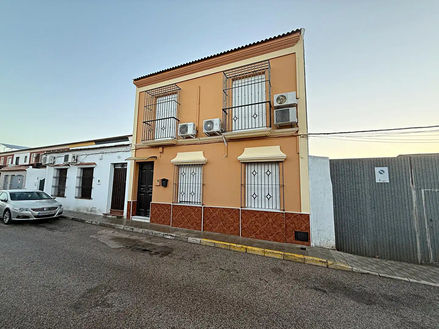 Vista exterior de Casa adosada en venta en Pilas con Aire acondicionado y Terraza