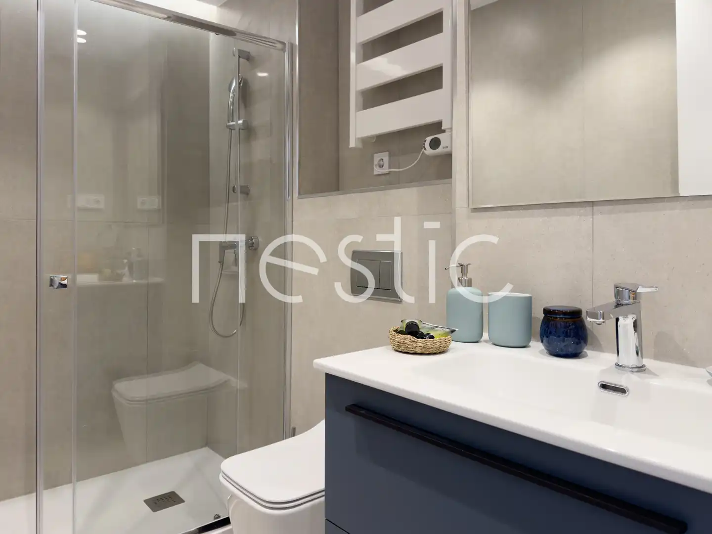 Bany de Apartament de lloguer en Madrid amb Aire condicionat, Calefacció i Moblat