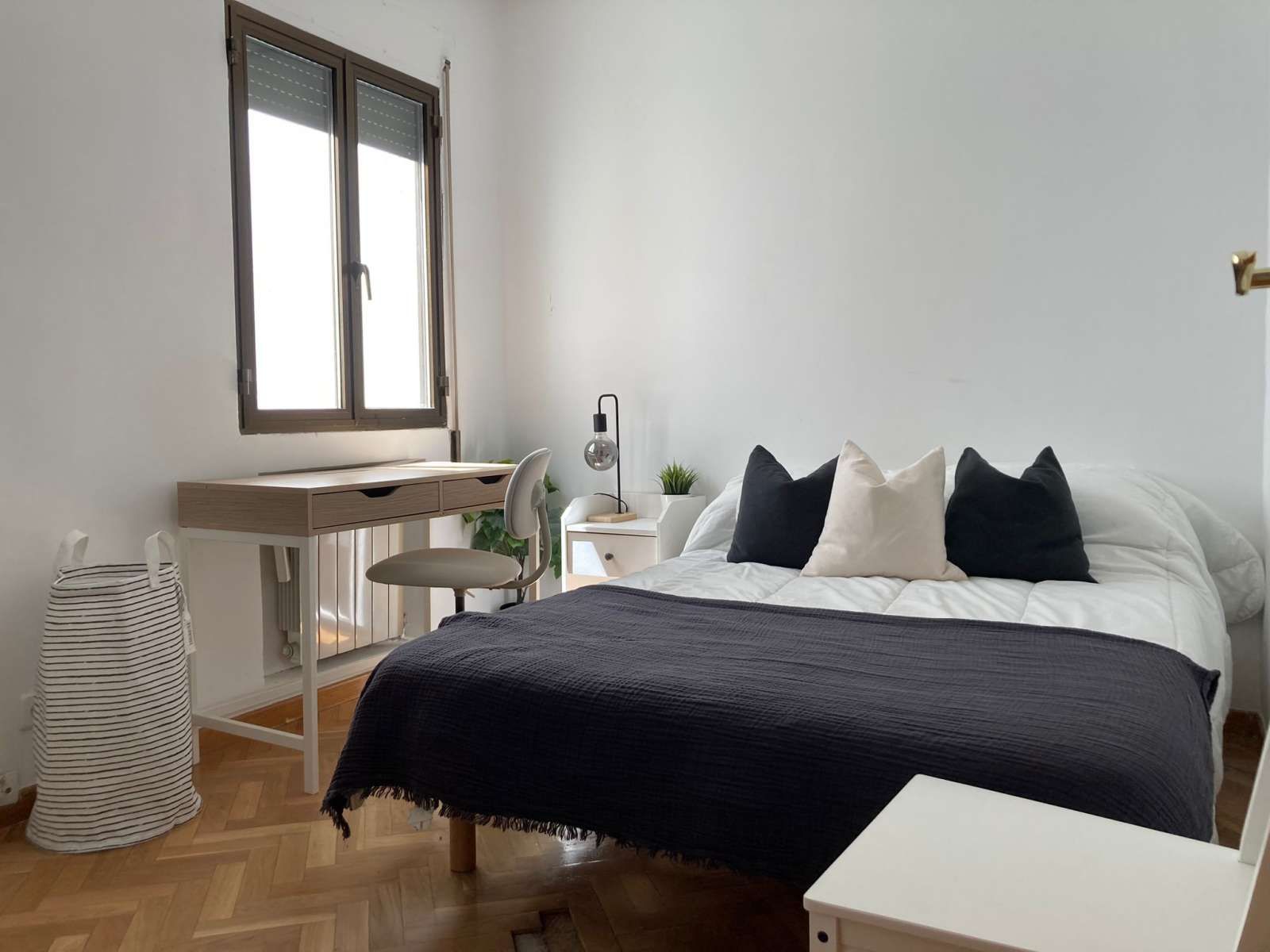 Bedroom of Flat to share in  Madrid Capital  with Air Conditioner and Terrace
