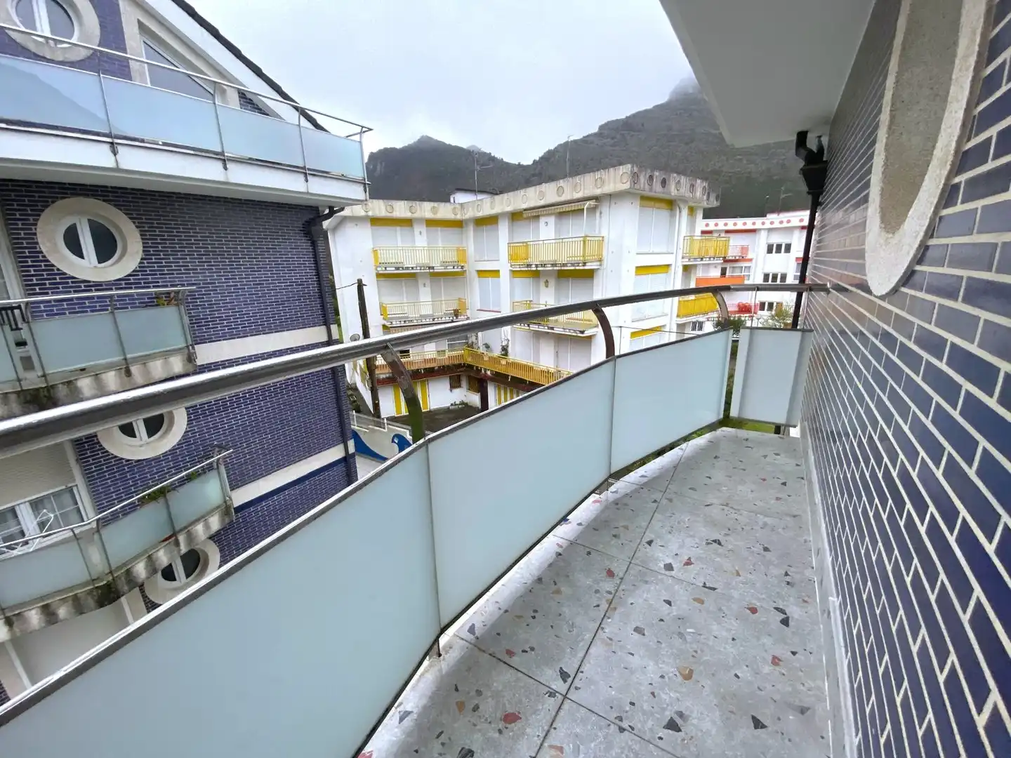 Vista exterior de Pis en venda en Castro-Urdiales amb Calefacció, Terrassa i Balcó