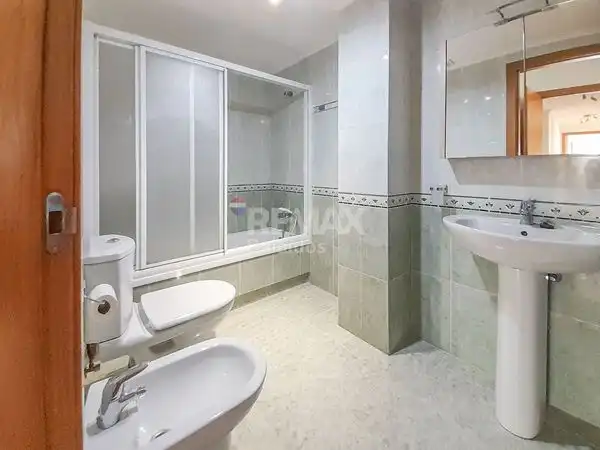 Bany de Pis en venda en O Porriño   amb Calefacció, Parquet i Terrassa