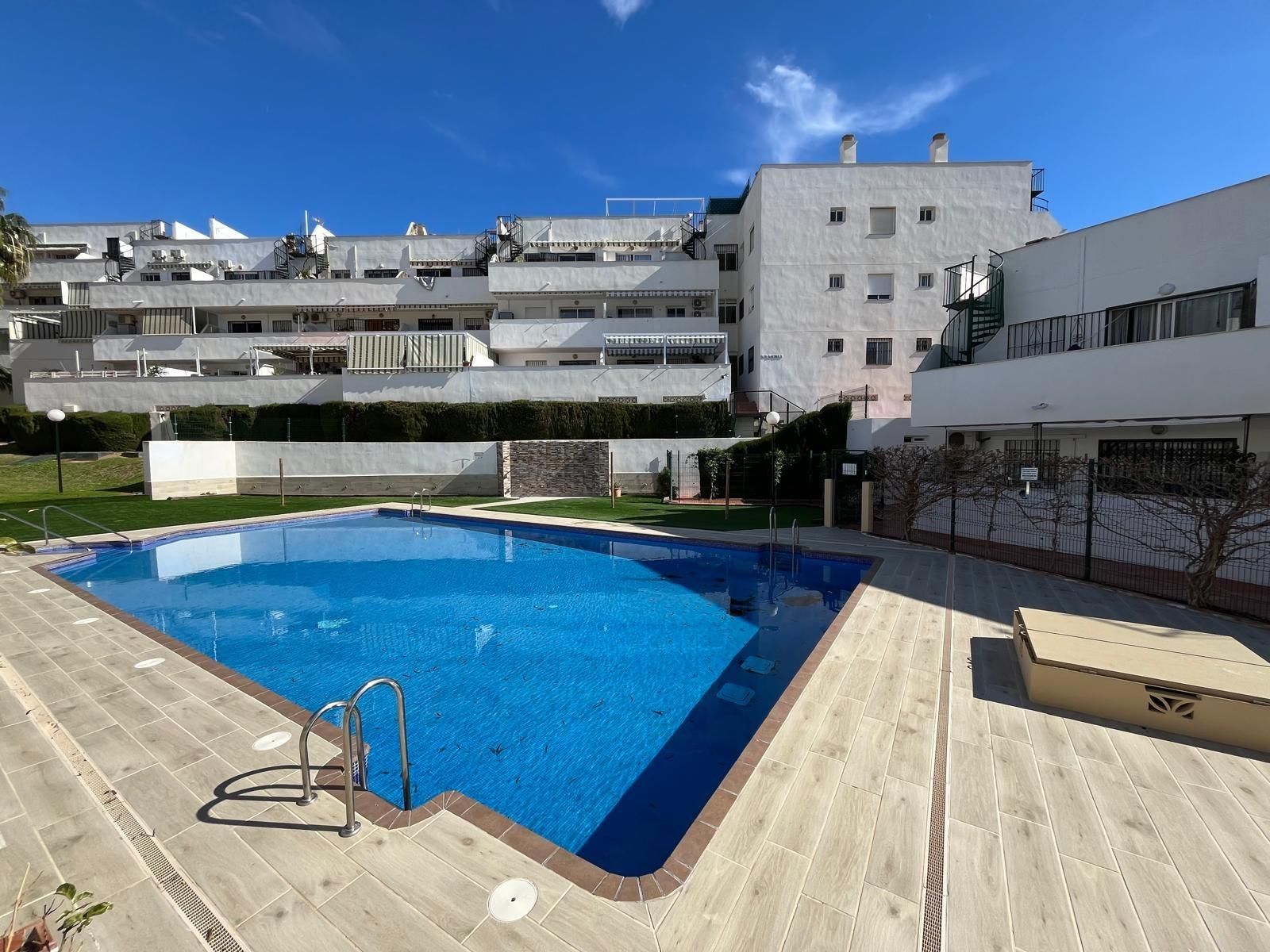 Piscina de Pis en venda en Benalmádena amb Aire condicionat, Jardí privat i Terrassa