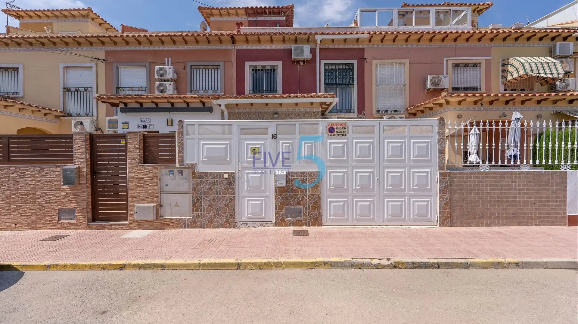 Vista exterior de Casa adosada en venta en Torrevieja con Aire acondicionado, Terraza y Piscina