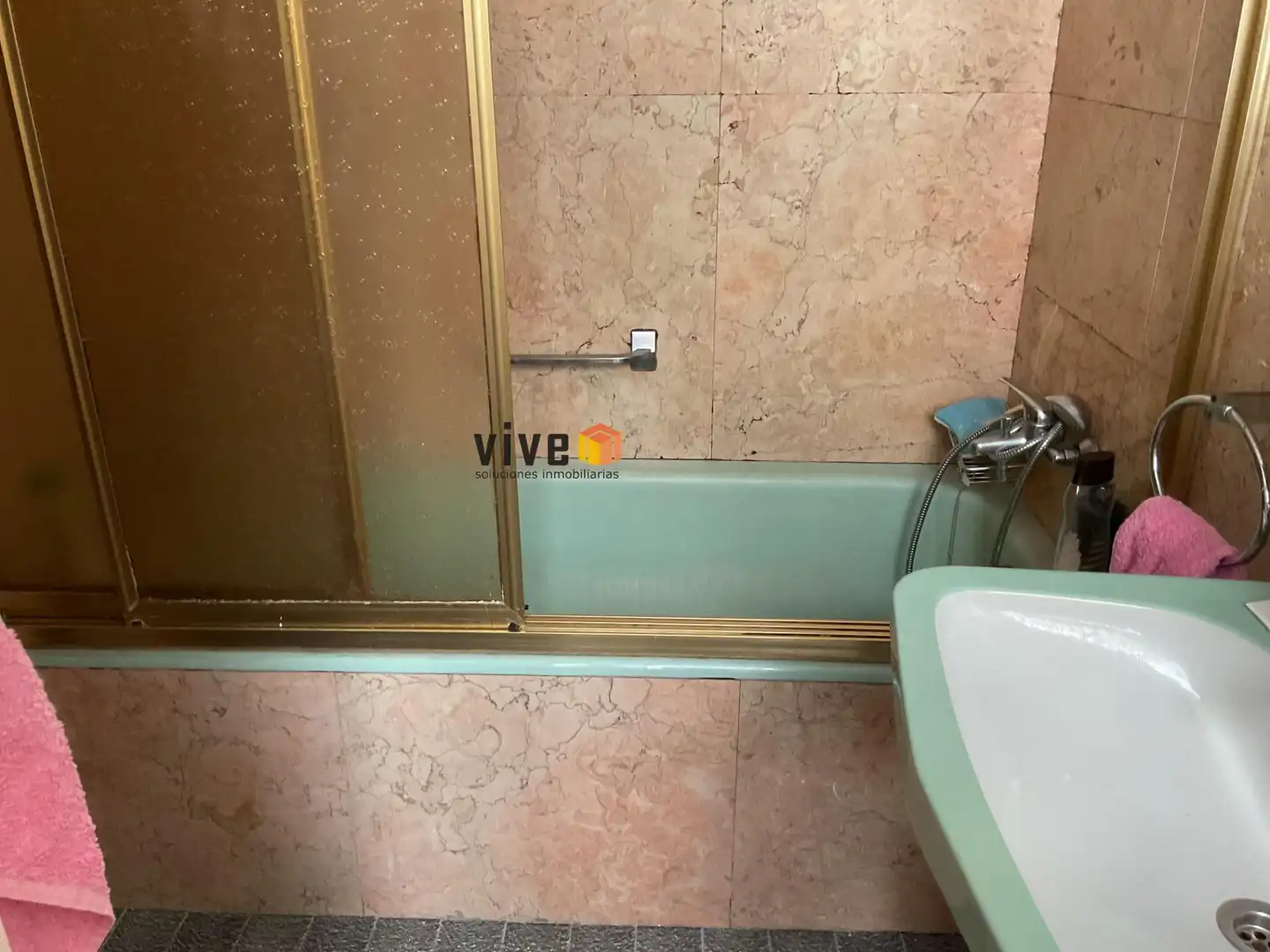 Bathroom of Flat for sale in Sevilla  with Air Conditioner, Heating and Terrace