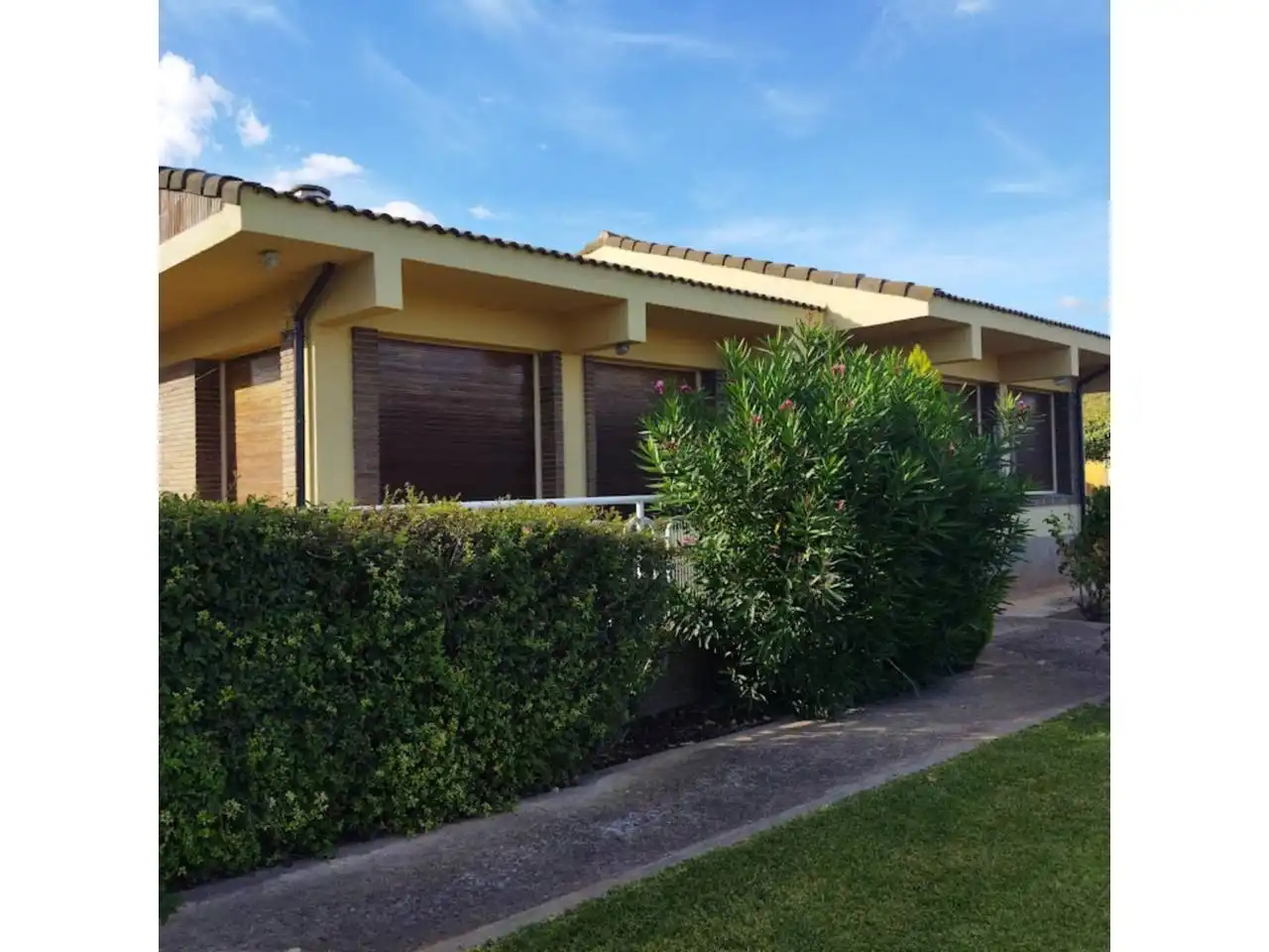 Außenansicht von Haus oder Chalet zum Verkauf in Lardero mit Heizung und Privatgarten