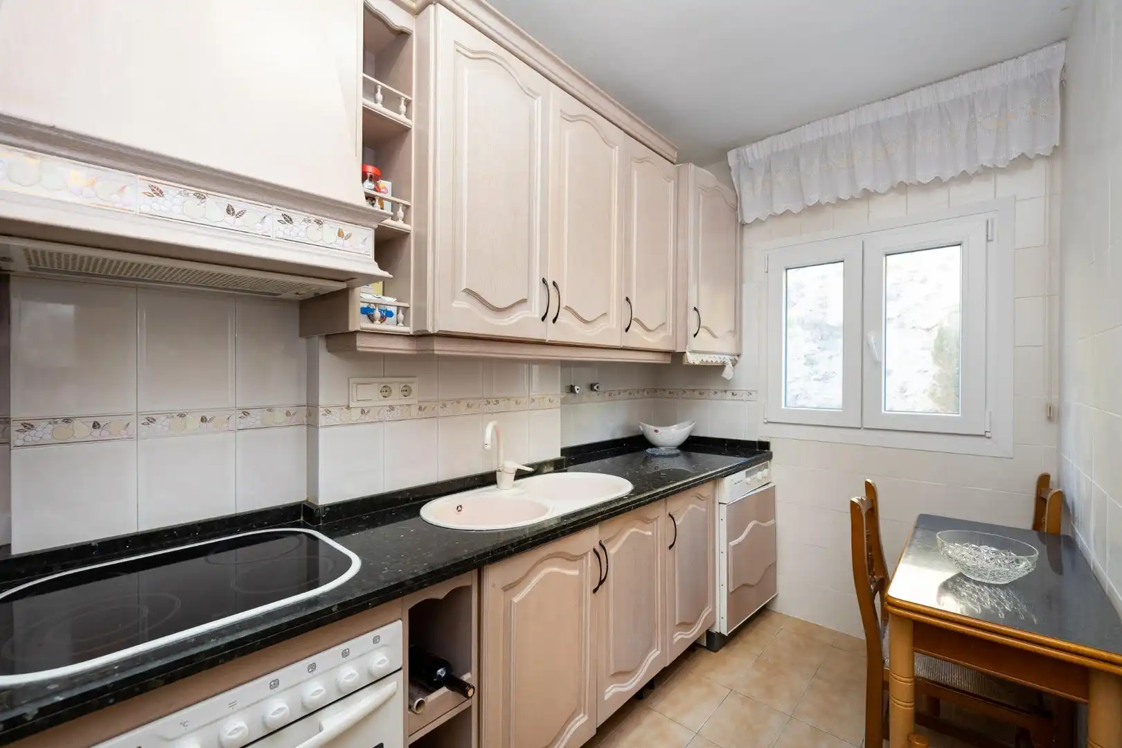 Cocina de Piso en venta en Almuñécar con Calefacción, Terraza y Balcón