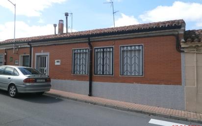 Exterior view of House or chalet for sale in Medina del Campo