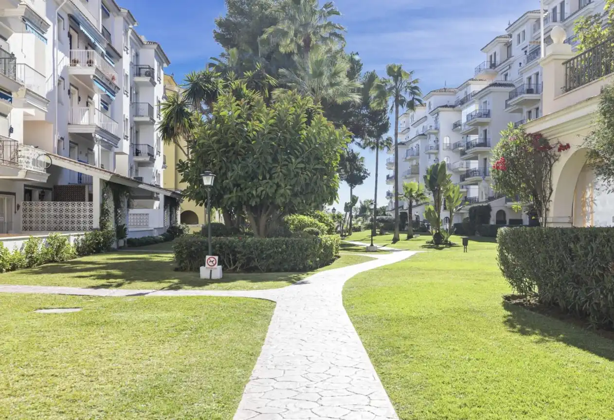 Vista exterior de Planta baixa en venda en Marbella amb Aire condicionat, Terrassa i Piscina