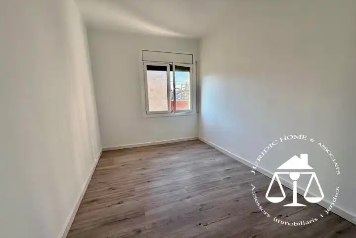 Dormitori de Pis en venda en Barcelona amb Calefacció i Terrassa