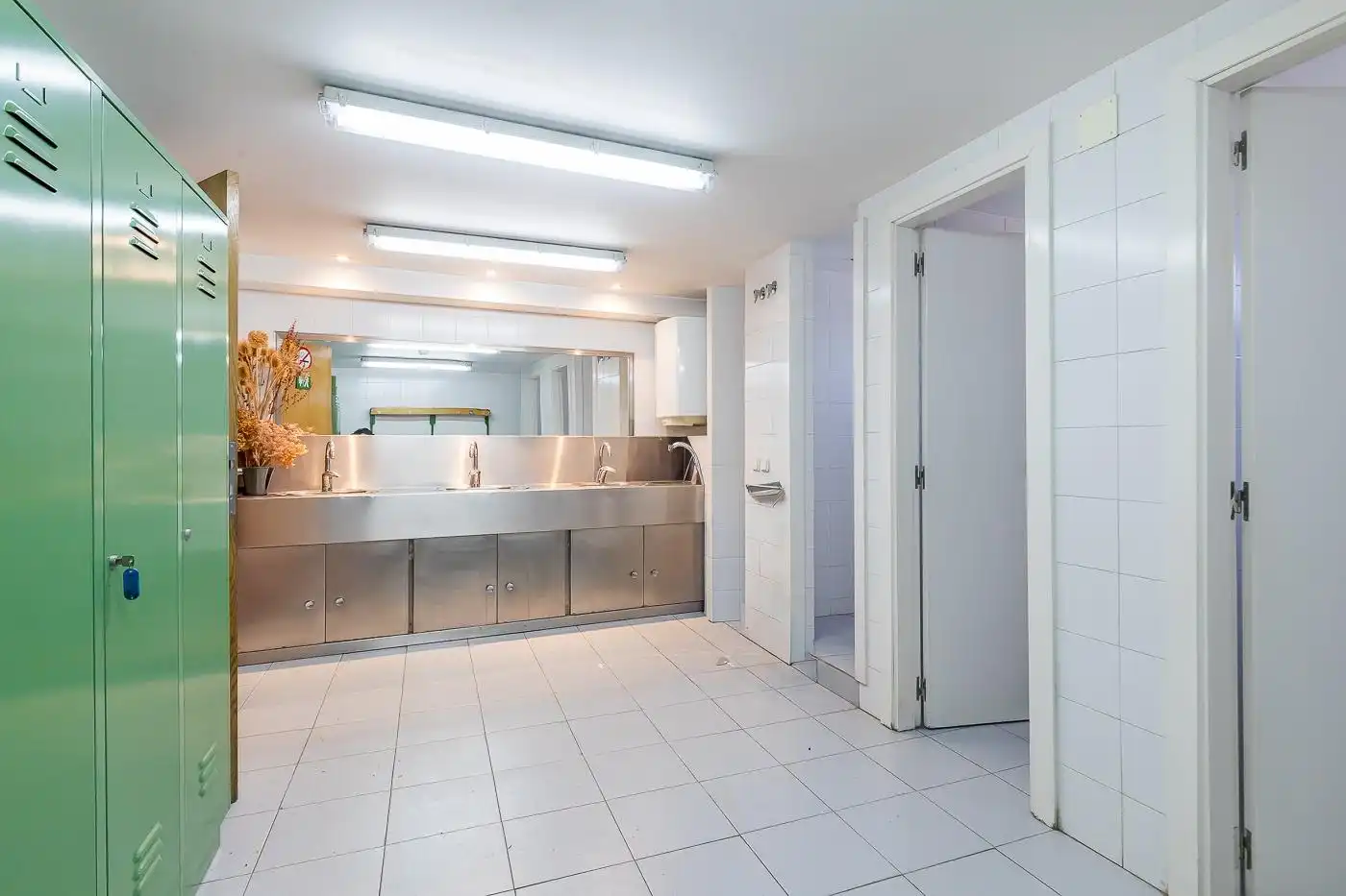 Badezimmer von Gebäude zur Miete in Madrid