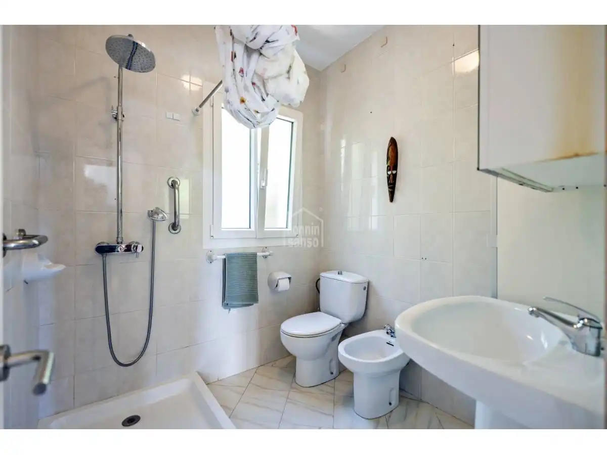 Baño de Casa o chalet en venta en Sant Lluís con Jardín privado, Terraza y Piscina