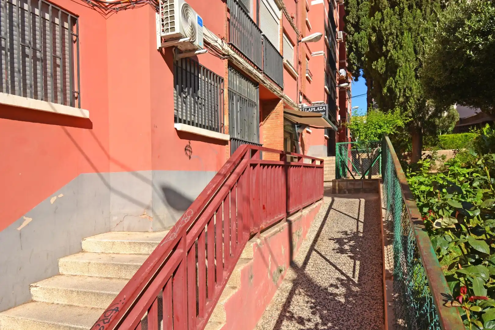 Außenansicht von Wohnung zum Verkauf in Zaragoza mit Klimaanlage und Heizung