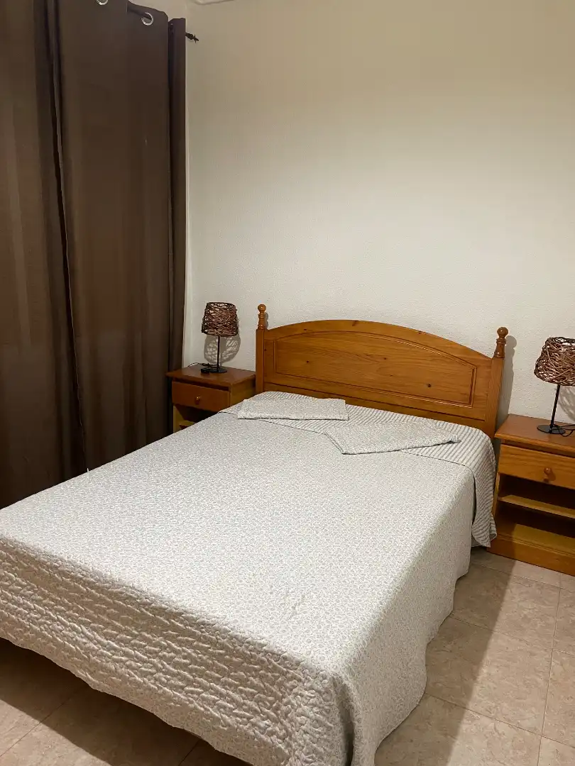 Dormitori de Pis de lloguer en Plasencia amb Aire condicionat i Moblat