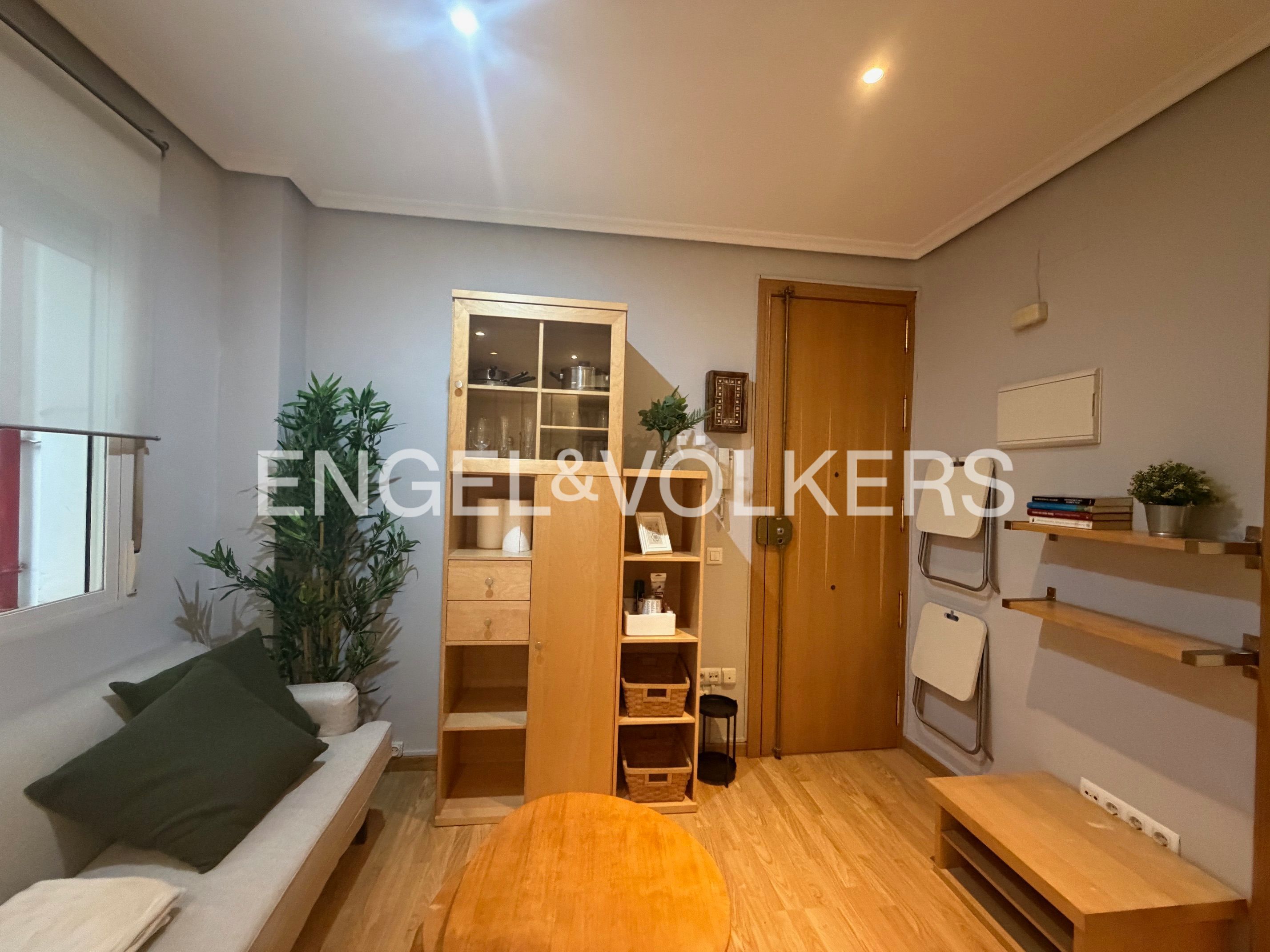Sala de estar de Apartamento de alquiler en  Madrid Capital con Calefacción, Parquet y Amueblado