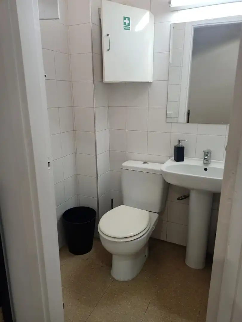 Baño de Local de alquiler en Mollet del Vallès con Aire acondicionado