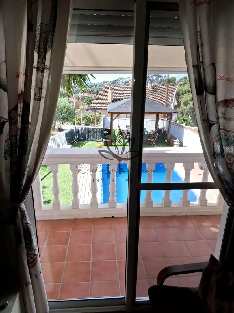 Schwimmbecken von Einfamilien-Reihenhaus zum Verkauf in Castelldefels mit Klimaanlage, Heizung und Privatgarten