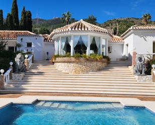 Vista exterior de Casa o xalet en venda en Benalmádena amb Jardí privat, Terrassa i Piscina