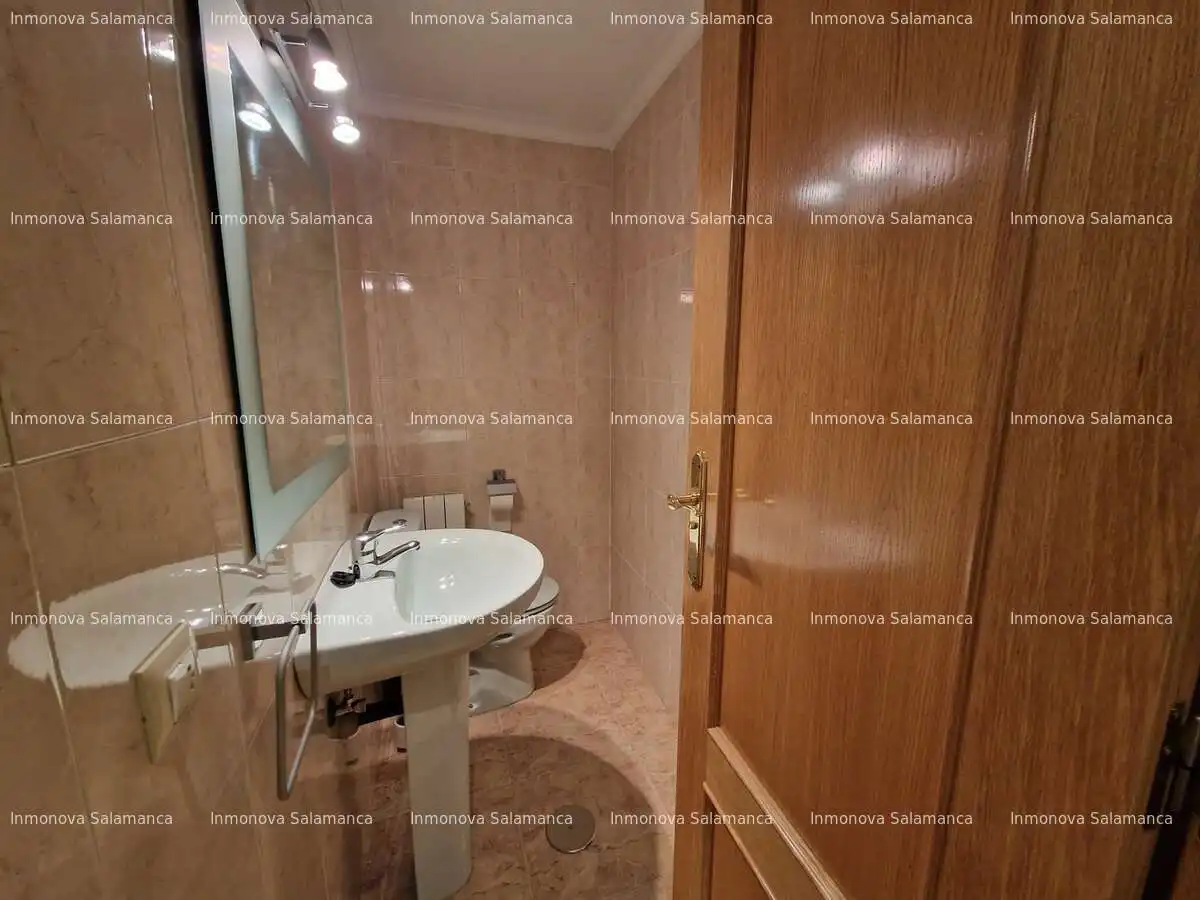 Badezimmer von Dachboden zur Miete in Salamanca mit Heizung, Terrasse und Möbliert