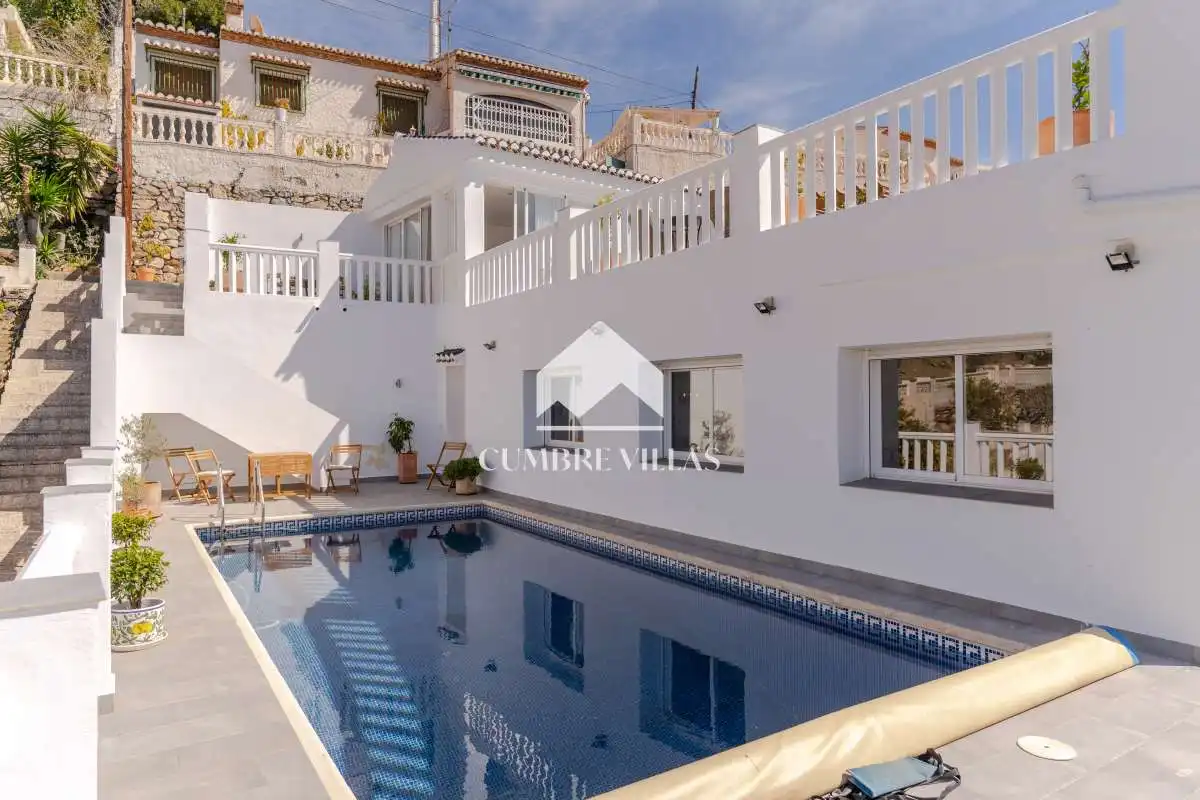 Vista exterior de Casa o xalet en venda en Almuñécar amb Terrassa, Traster i Internet