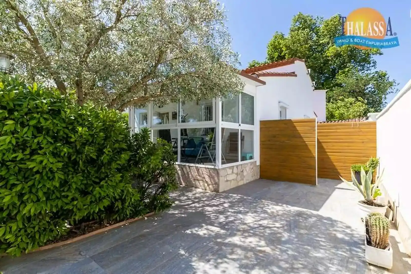 Exterior view of Houses for sale in Empuriabrava  with Air Conditioner and Furnished