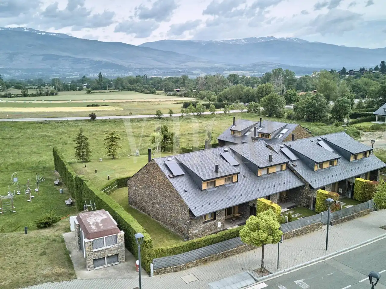 Vista exterior de Casa adosada en venda en Alp amb Calefacció, Jardí privat i Parquet