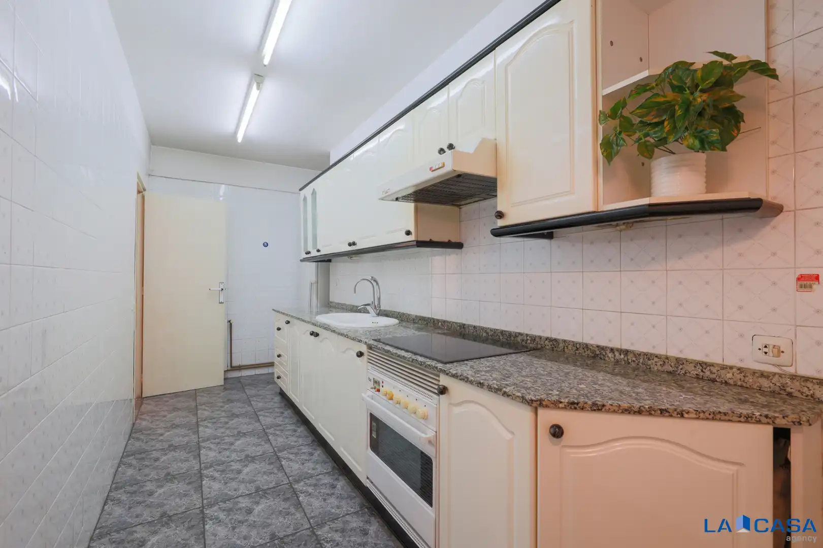 Küche von Wohnung zum Verkauf in Barcelona mit Klimaanlage, Heizung und Ofen