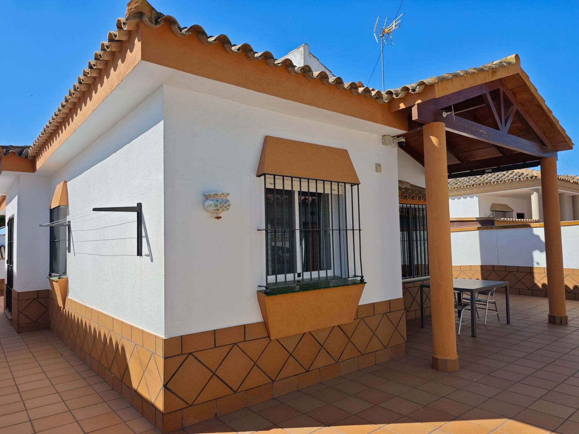 Vista exterior de Casa o xalet en venda en Chiclana de la Frontera amb Aire condicionat, Calefacció i Jardí privat