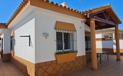Vista exterior de Casa o xalet en venda en Chiclana de la Frontera amb Aire condicionat, Calefacció i Jardí privat