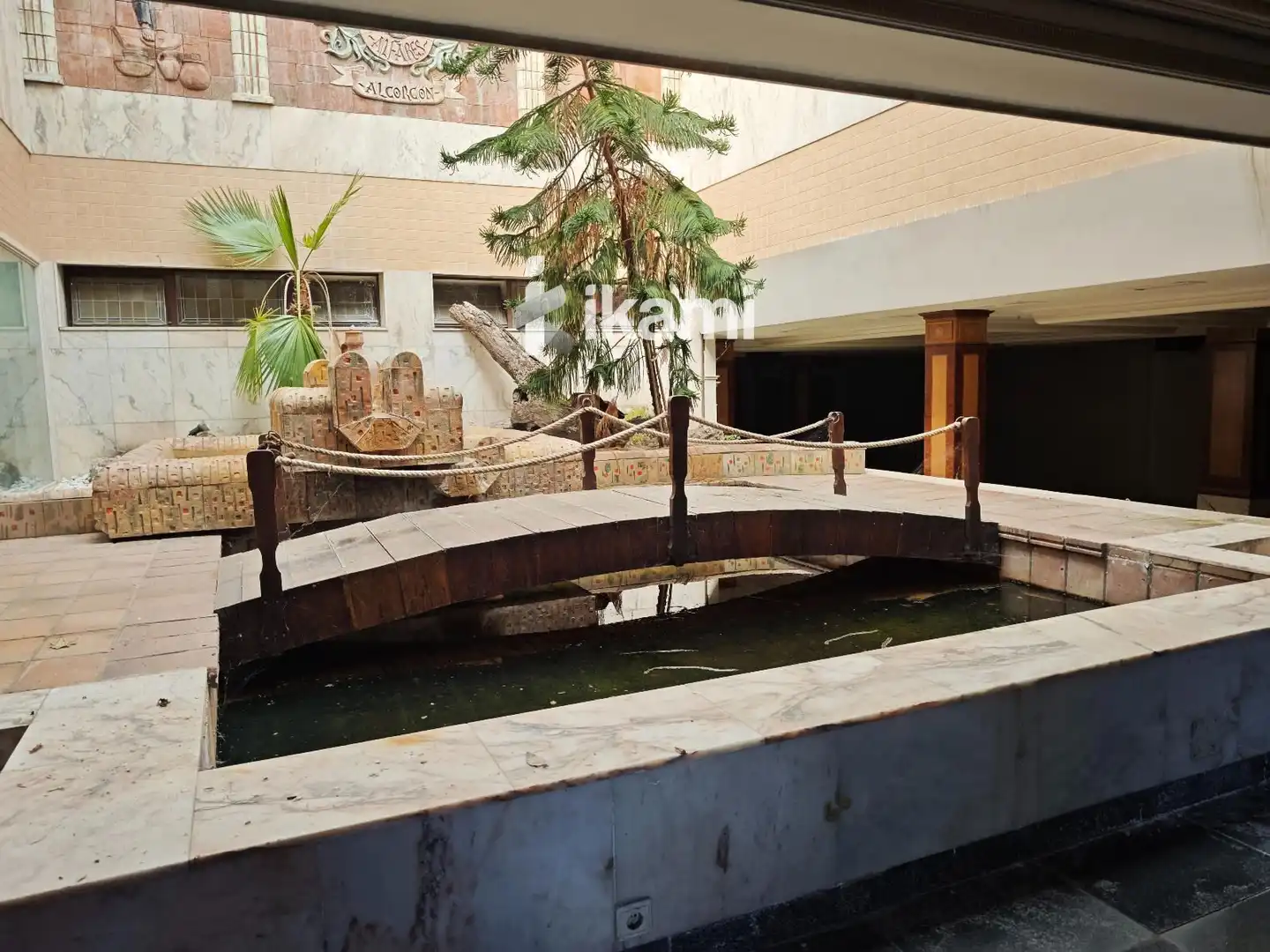 Schwimmbecken von Gebäude zum Verkauf in Alcorcón