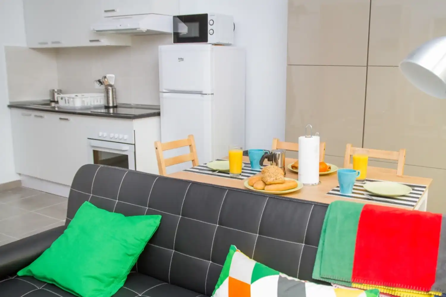 Cuina de Apartament de lloguer en Málaga amb Moblat, Rentadora i Microones
