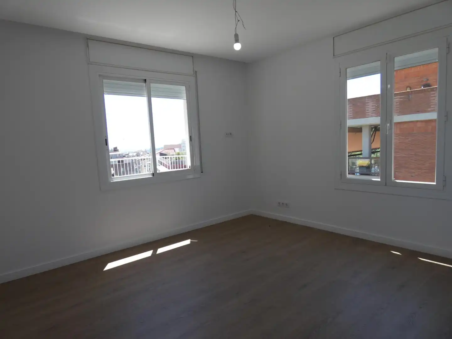 Schlafzimmer von Dachboden zur Miete in Barcelona mit Parkett