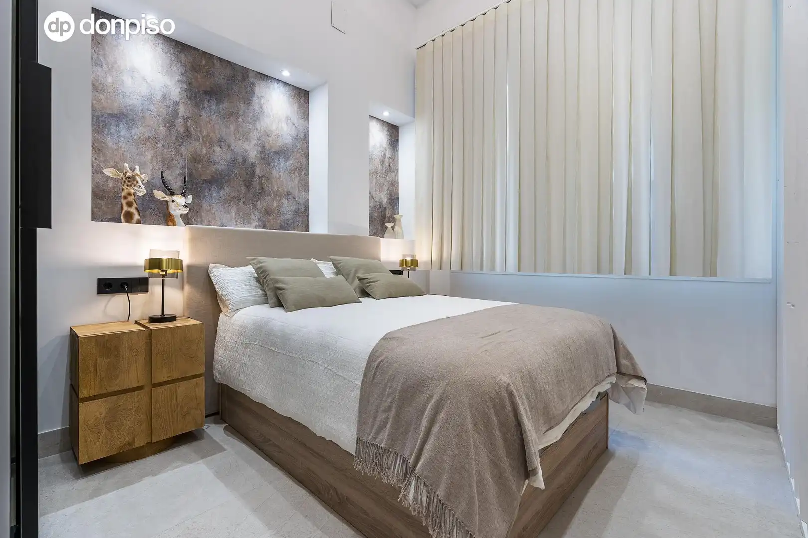 Schlafzimmer von Erdgeschoss zum Verkauf in Granada mit Klimaanlage, Privatgarten und Möbliert