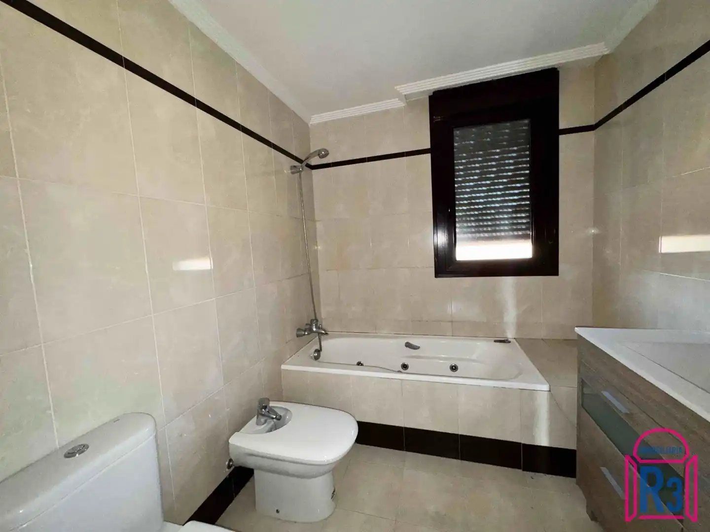 Baño de Dúplex en venta en Valverde de la Virgen con Calefacción, Terraza y Trastero
