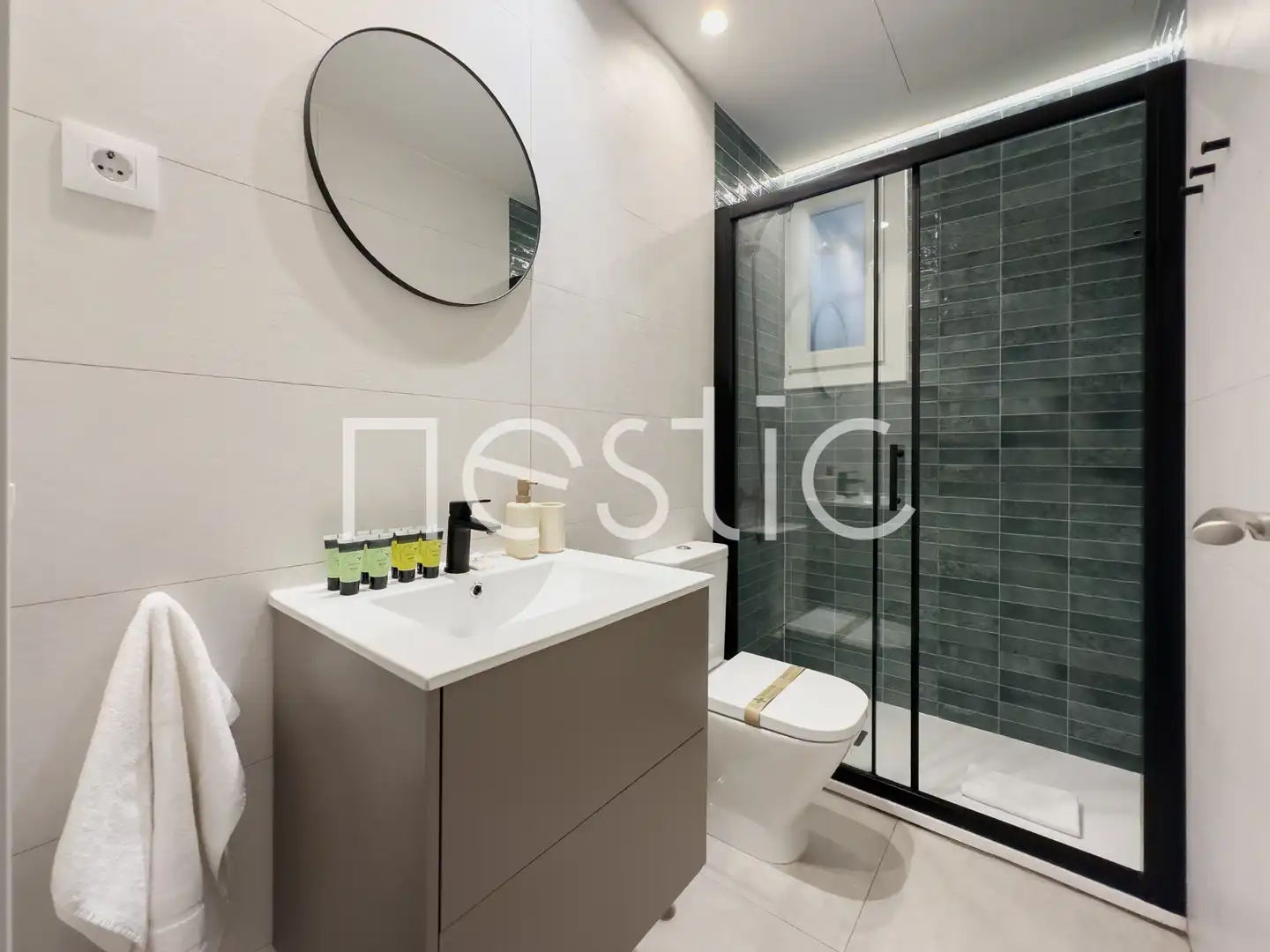 Bany de Apartament de lloguer en Madrid amb Aire condicionat, Calefacció i Moblat