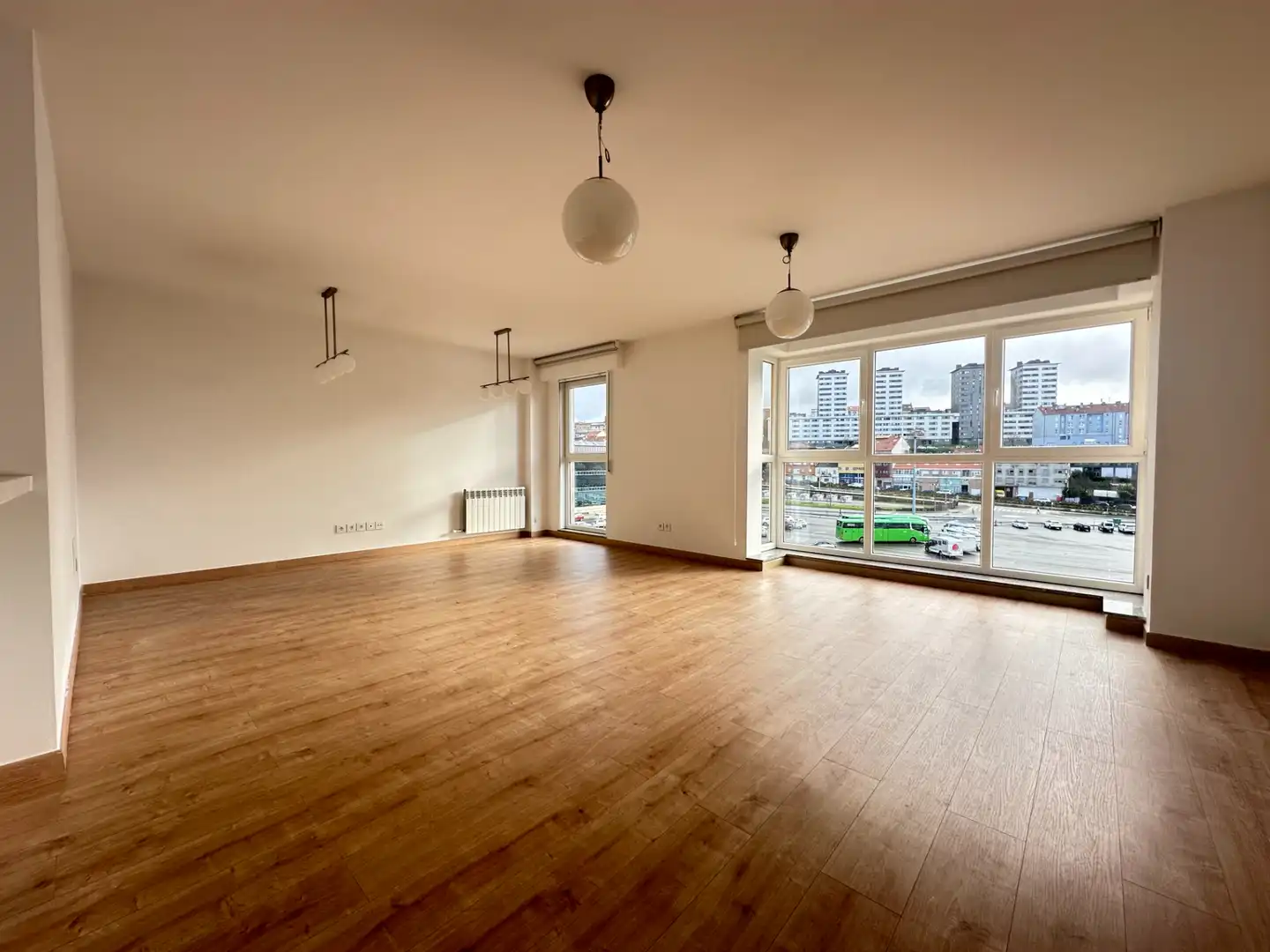 Sala d'estar de Pis de lloguer en Santiago de Compostela  amb Calefacció, Parquet i Forn