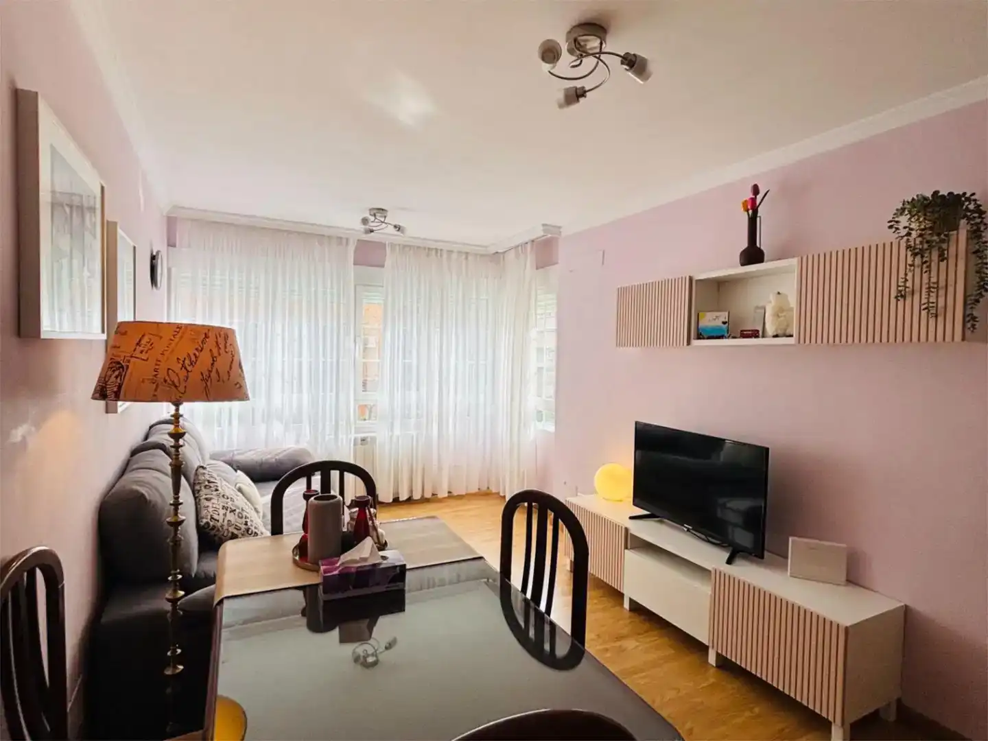 Living room of Flat for share in Coslada  with Parquet flooring, Swimming Pool and Furnished
