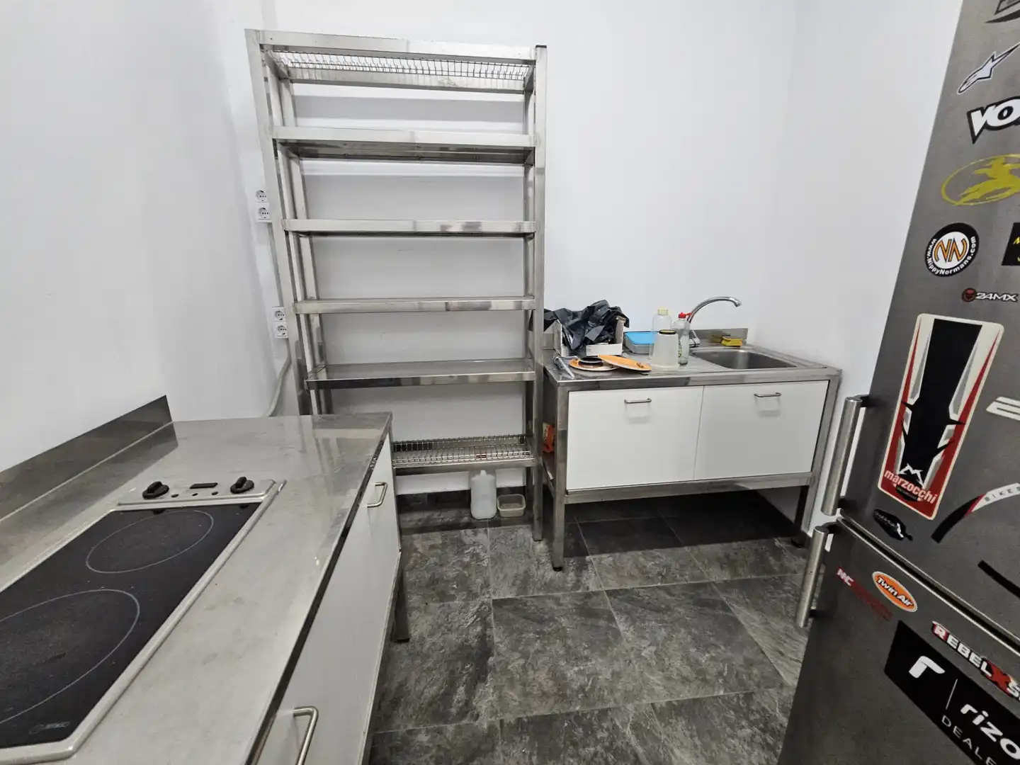 Küche von Fabrikhallen zur Miete in Terrassa mit Heizung und Alarm