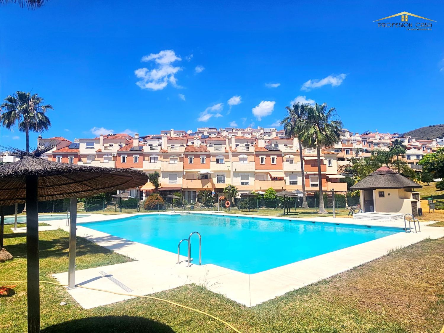 Vista exterior de Casa adosada en venda en Rincón de la Victoria amb Aire condicionat, Jardí privat i Parquet