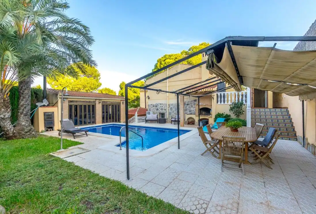 Chalet con piscina en venta en Los Balcones - Los Altos, imagen 2
