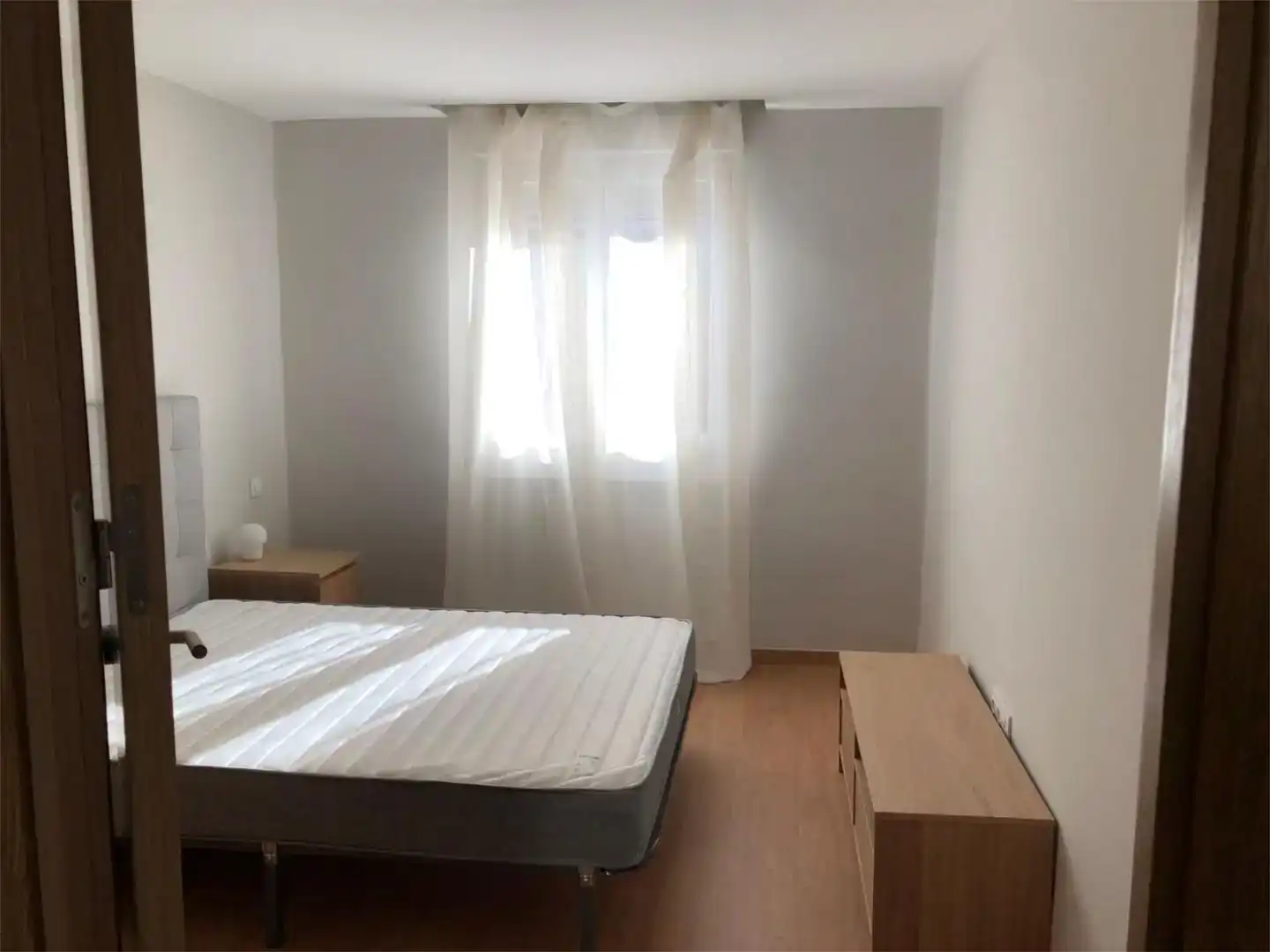 Schlafzimmer von Dachboden zur Miete in  Madrid Capital mit Balkon