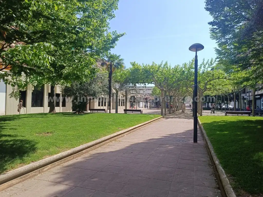 Vista exterior de Apartament en venda en  Logroño amb Calefacció, Moblat i Forn