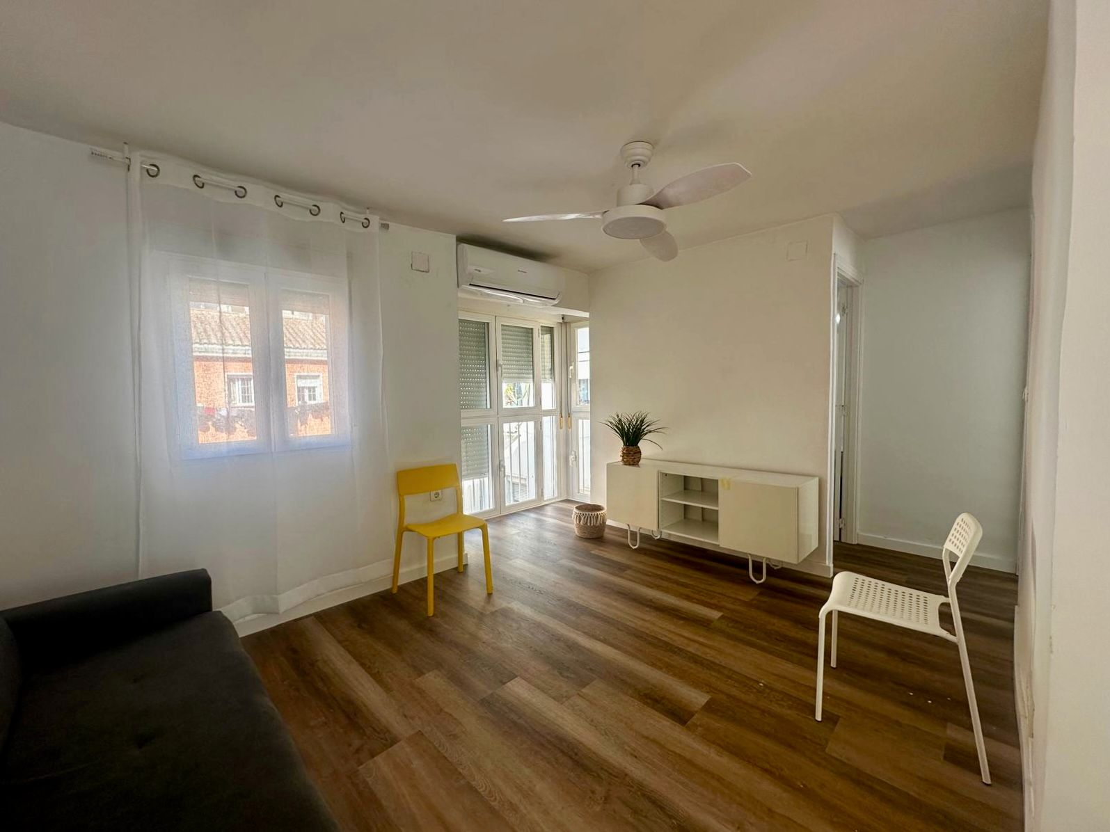 Sala d'estar de Àtic de lloguer en  Granada Capital amb Aire condicionat, Calefacció i Parquet