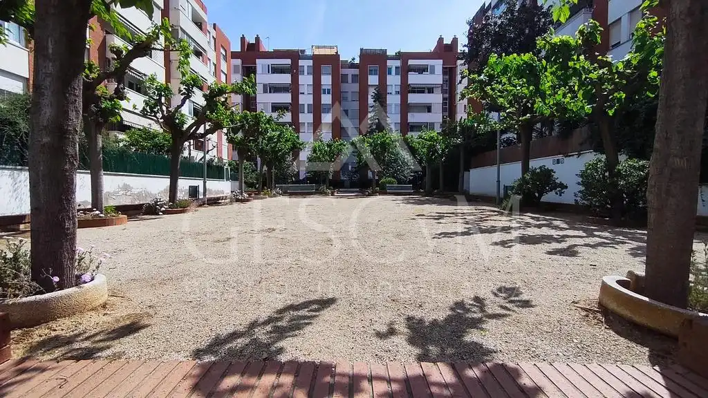 Vista exterior de Piso en venta en Sant Joan Despí con Parquet, Terraza y Balcón