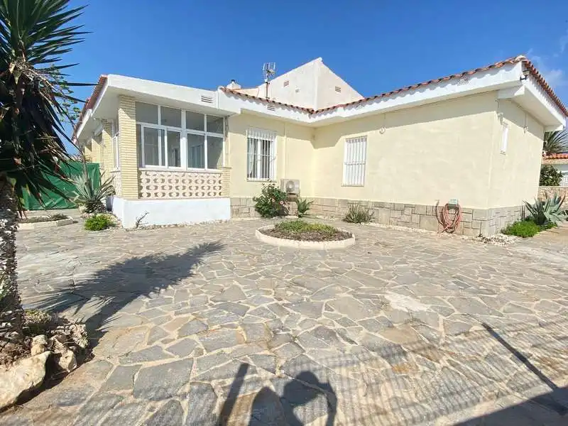 Vista exterior de Casa o chalet en venta en Vinaròs con Aire acondicionado y Jardín privado